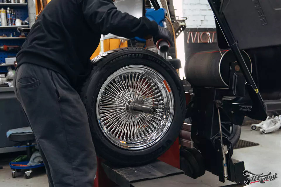Фирменный шиномонтаж на стендах Hunter для Chevrolet Impala: собрали комплект колес Dayton Wire Wheels с системой knock-off!